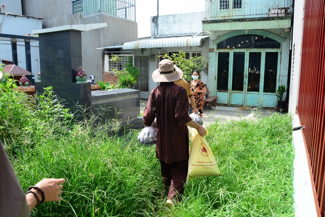 Continuing to support people in need in the Covid-19 pandemic of Hoang Phap Pagoda (series 2)